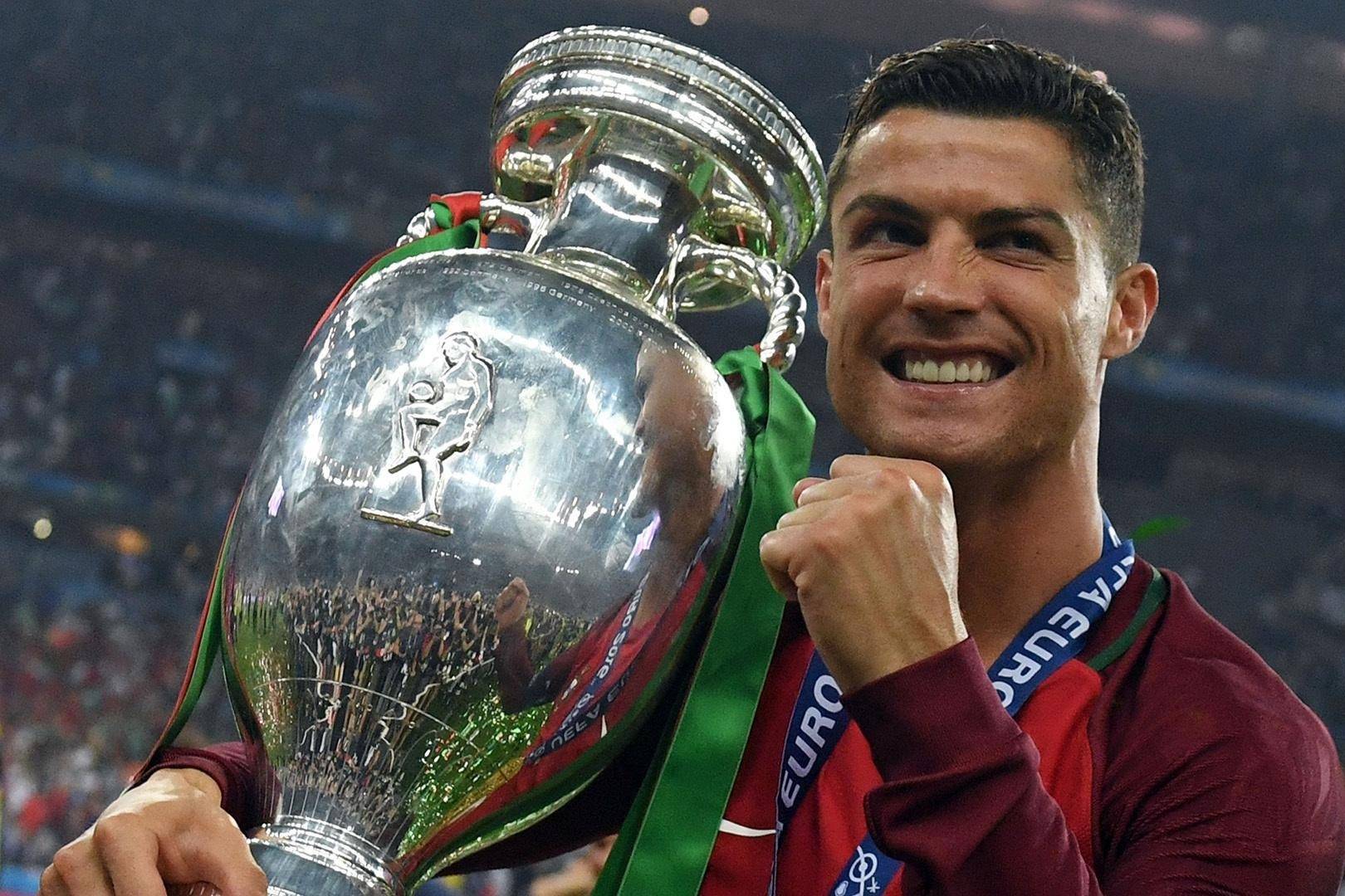 爱游戏手机版C罗迎来十五赛季出色发挥，篮网观众热烈欢呼！赛场气氛高涨(c罗下赛季)