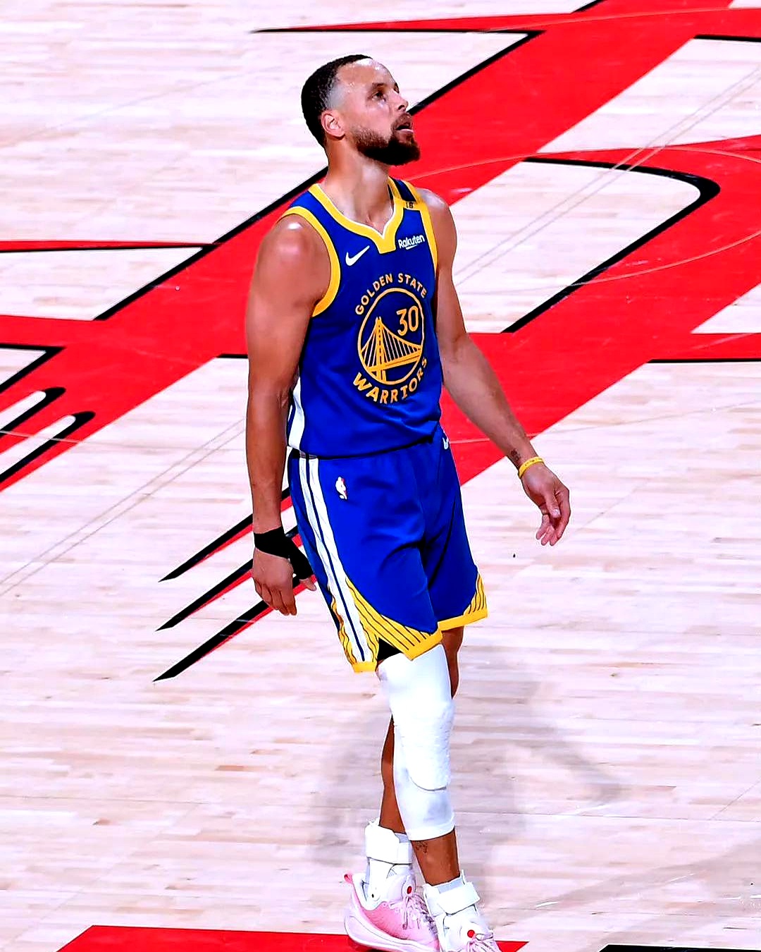 关于库里连续十五场比赛得分超过大比分获胜，瑞士队不断突破！观众掌声雷动的信息